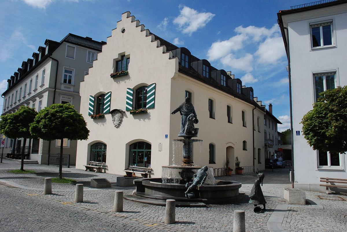 Marktplatz Holzkirchen mit altem Rathaus