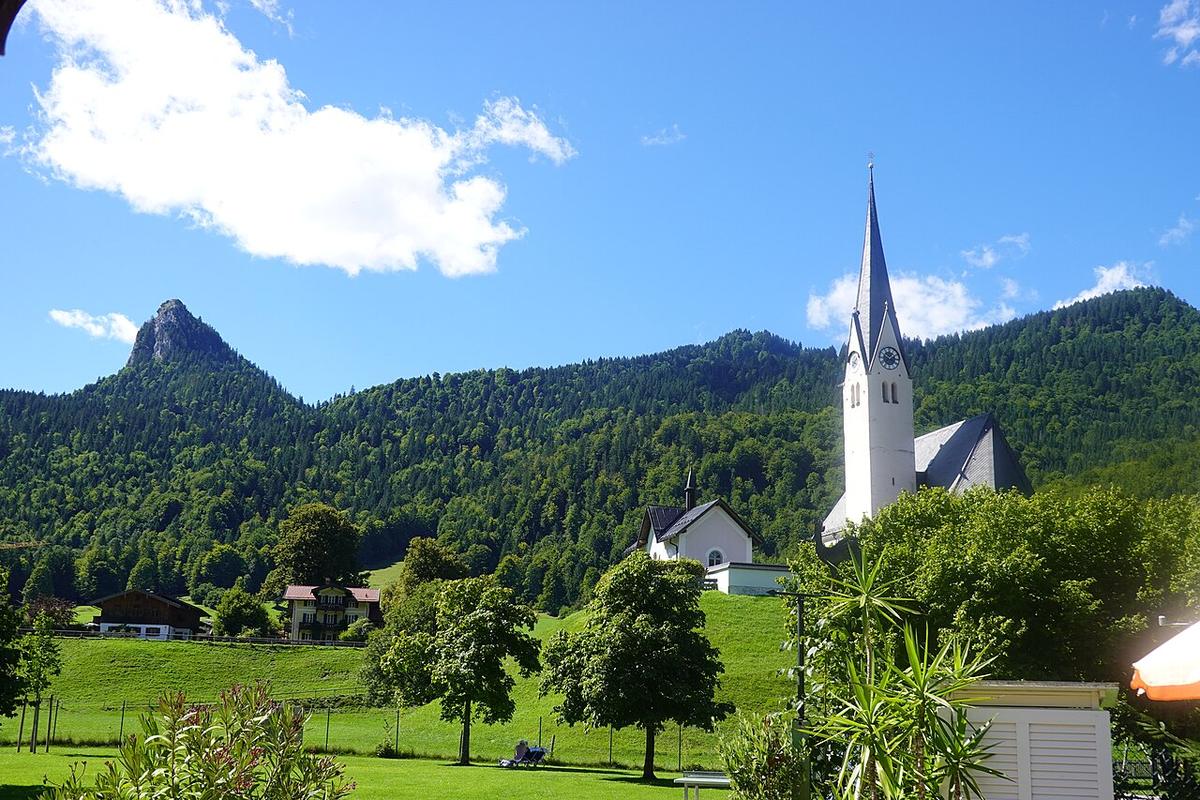 St. Leonhard in Kreuth mit dem Leonhardstein, Ziel der Leonhardifahrt